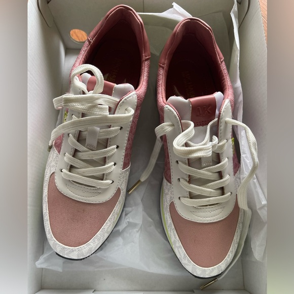 Michael Kors Shoes ✨ - Picture 3 of 4